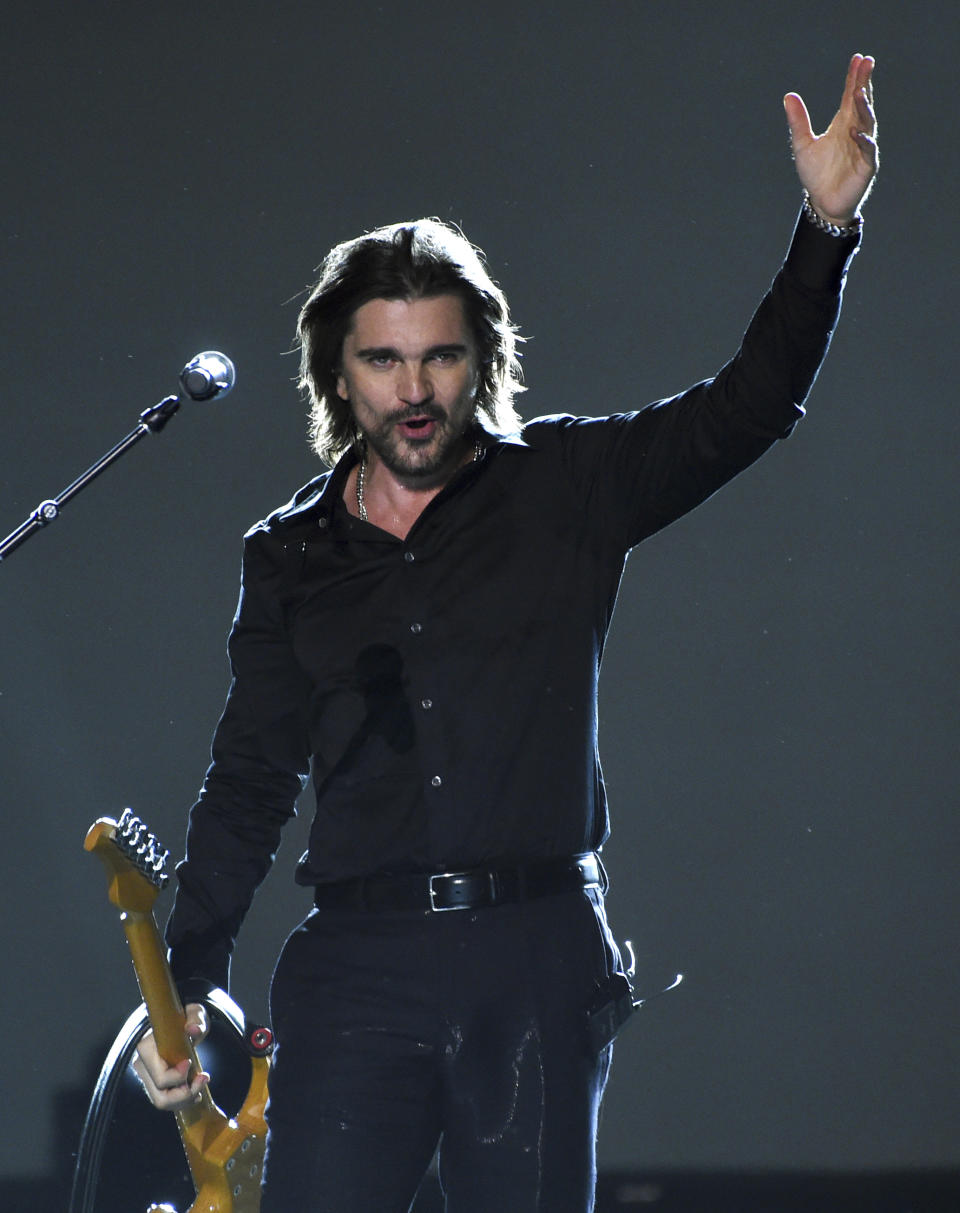 ARCHIVO - Juanes toca en la gala en su honor como Persona del Año de la Academia Latina de la Grabación el 13 de noviembre de 2019 en Las Vegas. El rockero colombiano lanzó su 10mo álbum, "Origen", el viernes 28 de mayo de 2021. (Foto por Chris Pizzello/Invision/AP, Archivo)