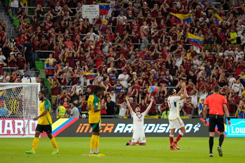 El jugador de Venezuela, Wilker Ángel (20), celebra de rodillas tras derrotar a Jamaica durante la tercera ronda de la Copa América, en Austin, Texas, el domingo 30 de junio de 2024.