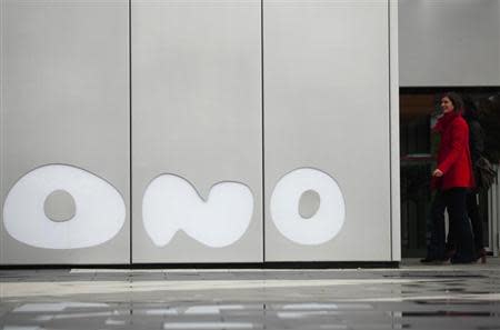 Women enter Spain's largest cable operator Ono's headquarters in Pozuelo de Alarcon, outside Madrid, February 12, 2014. REUTERS/Sergio Perez