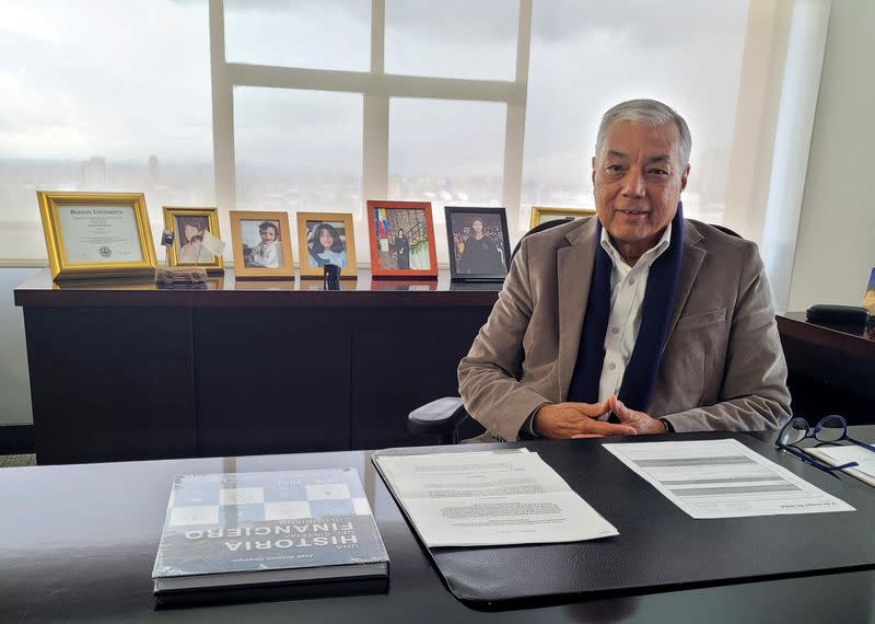 César Ferrari, Superintendente Financiero de Colombia, posa para una fotografía tras entrevista con Reuters en Bogotá