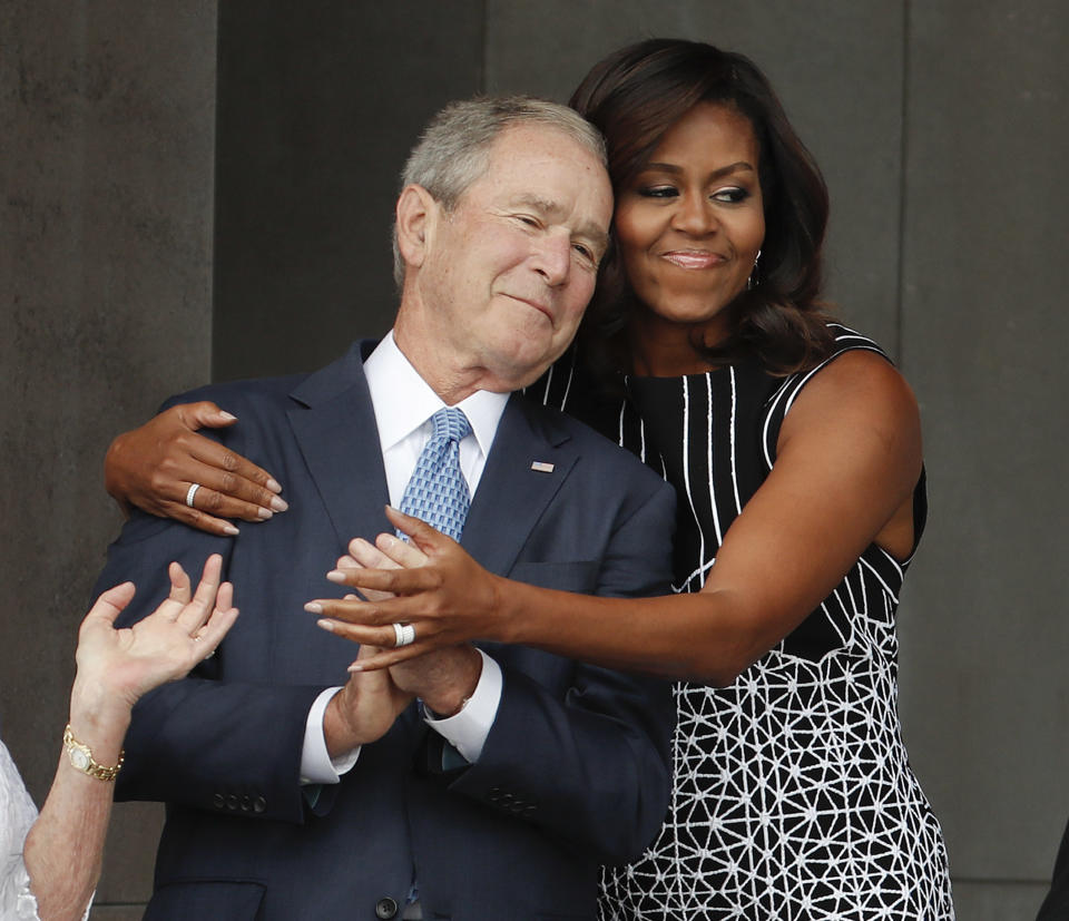 So lacht das Netz über die Kuschelattacke von Michelle Obama auf George W. Bush