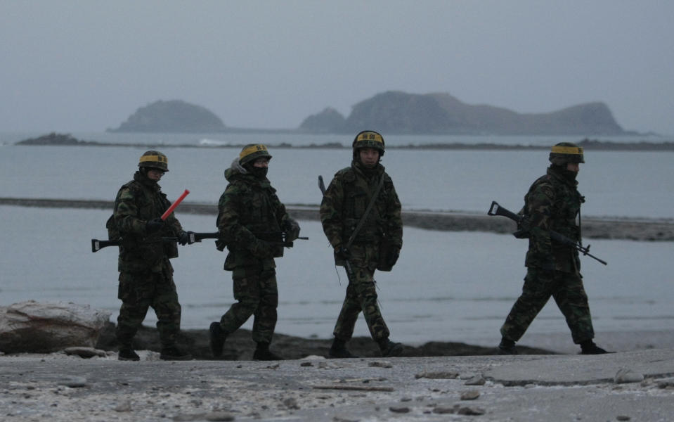南韓海軍陸戰隊在延坪島巡邏。（美聯社資料照）