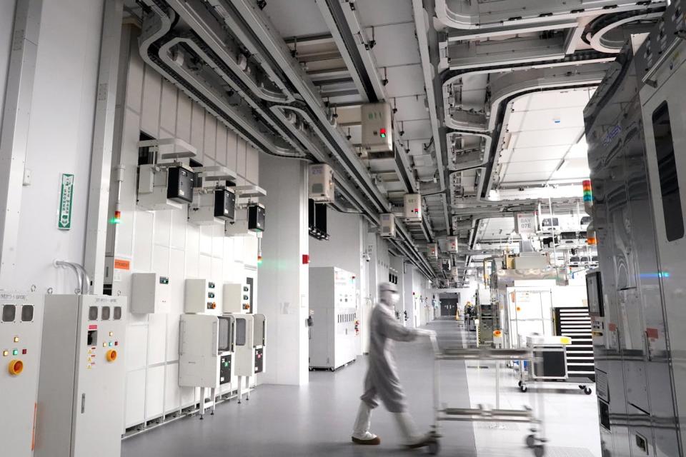 a photograph of the interior of a GlobalFoundries semiconductor manufacturing facility in Malta, New York