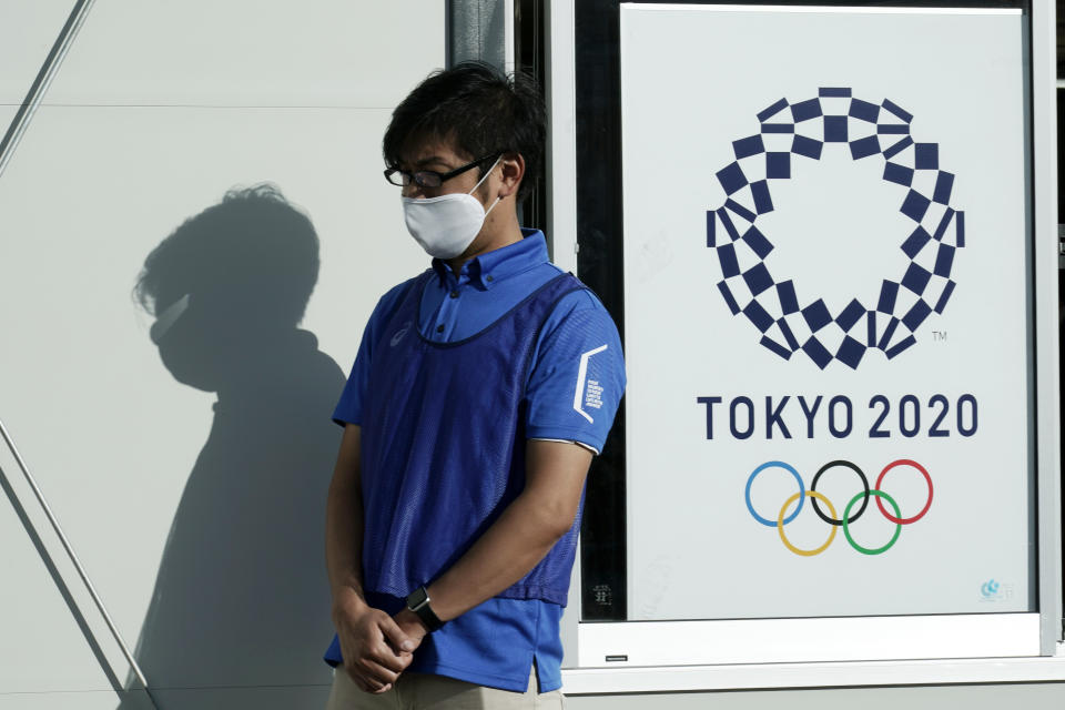 Un empleado participa en pruebas de prevención del coronavirus para los Juegos Olímpicos de Tokio, el miércoles 21 de octubre de 2020. (AP Foto/Eugene Hoshiko)