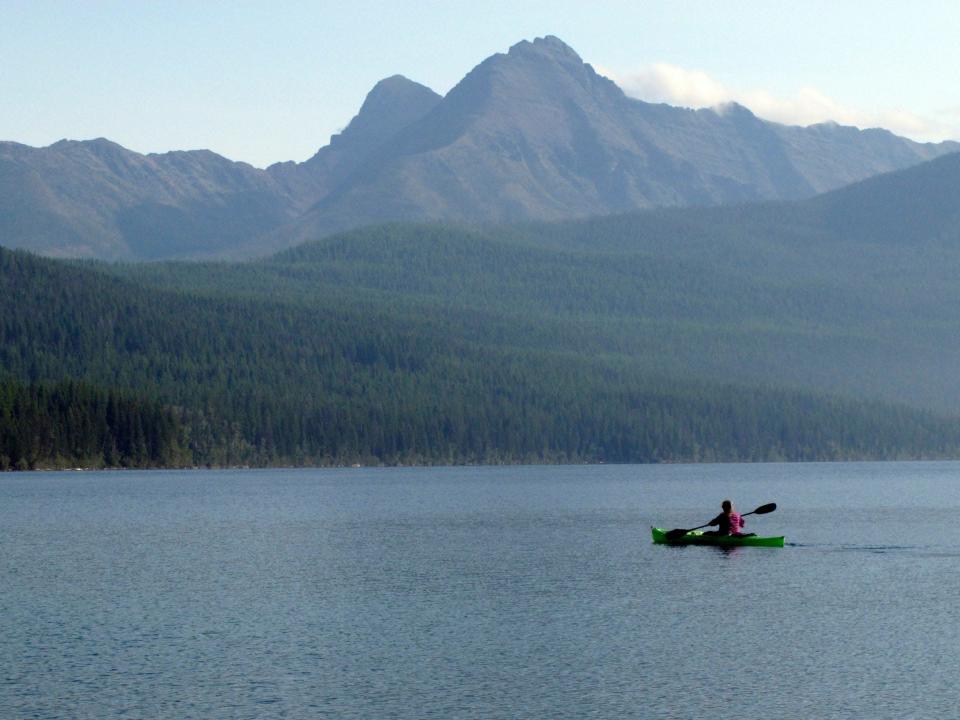 Pagaies de kayak dans le lac du parc national des Glaciers au Montana