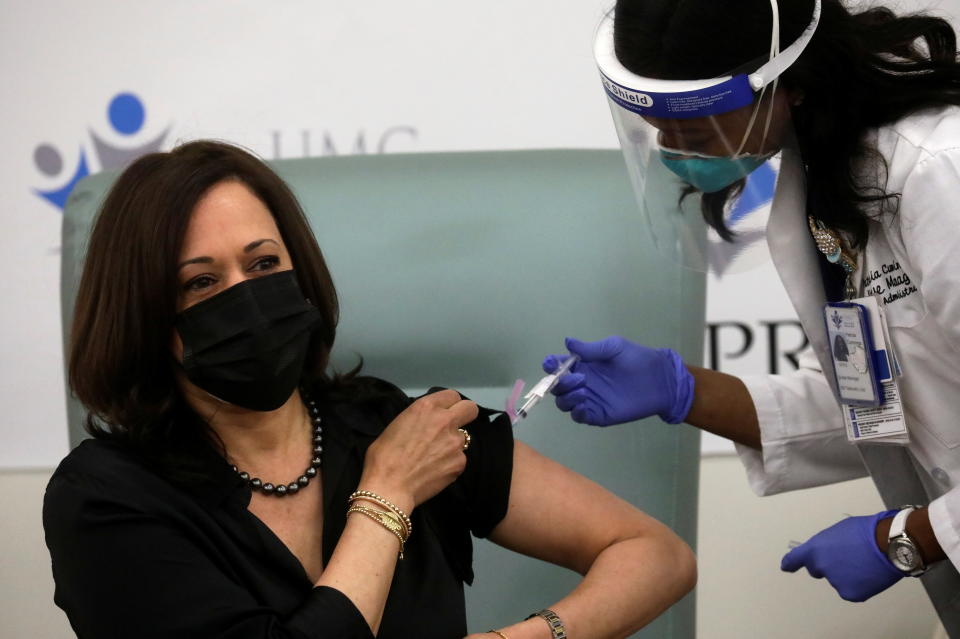 美國副總統當選人賀錦麗，29日在電視直播下公開注射新冠肺炎疫苗。圖片來源：REUTERS。