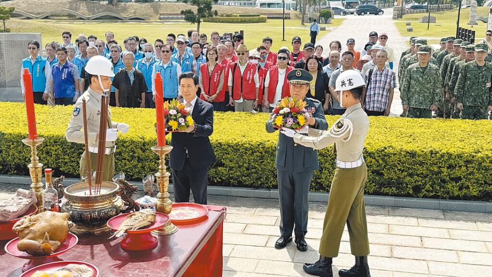 6月22日是胡璉將軍逝世47周年紀念日，金門地區軍政各界齊聚「伯玉亭」舉行紀念追思典禮，由縣長陳福海（前排左二）與金防部指揮官李定中（前排右二）共同主祭，資深影星馮淬帆、藝人董志成也現身會場緬懷這位一代名將。（于家麒攝）