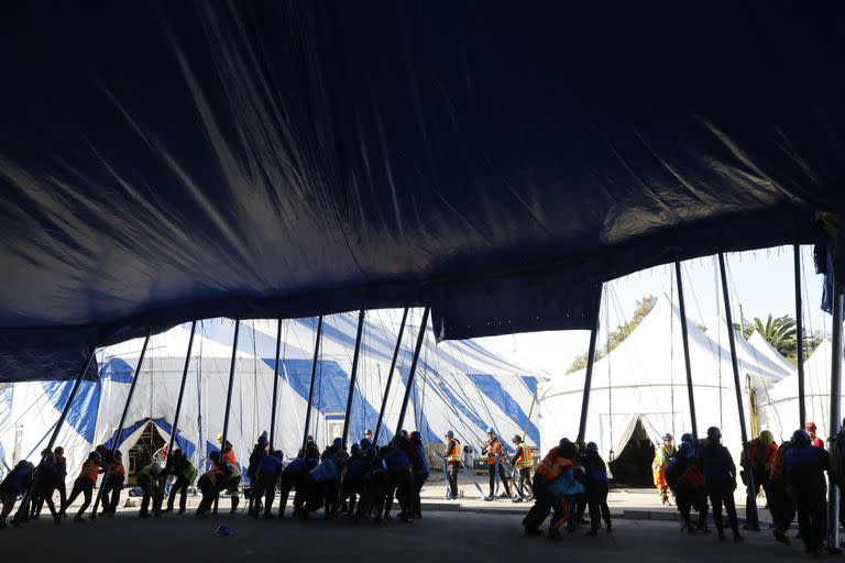 Una vez completado el armado general, con el piso y las butacas reglamentarias, la gran carpa del Cirque du Soleil puede albergar a 2672 espectadores