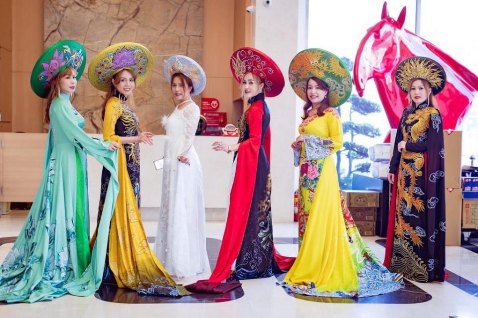 新北市金山商圈活動昨日起登場，其中多國文化市集提供越南及印尼特色服飾體驗及交流。（金山商圈協會提供）
