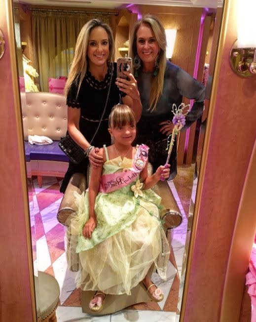 Nesse selfie super fofo, Tici e Helô mostraram com orgulho a pequena Rafaella toda vestida de princesa, com direito até a faixa rosa e varinha de condão. “Dia de princesa no aniversário da minha filha”, legendou a mãe toda satisfeita. (Foto: Reprodução/Instagram)