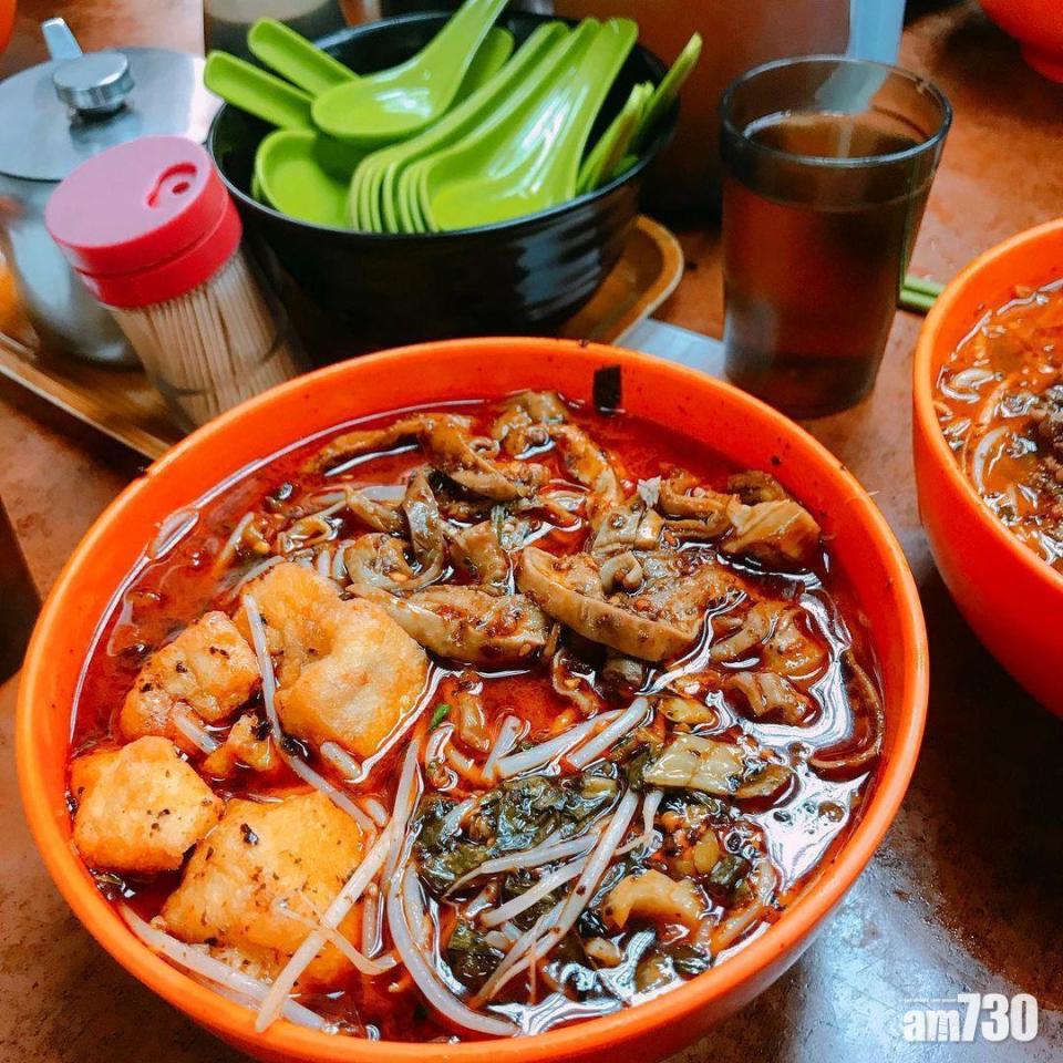 唯一雲貴川米線的湯底顏色偏紅，香氣四溢，內有豬肉碎、酸菜及芽菜等（圖片來源：instagram ：foodieat_mary）