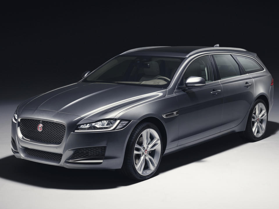 Jaguar feiert das Comeback des XF Kombi. 2015 gab es das Businessmodell zunächst nur als Limousine. Ab Herbst 2017 ist er auch wieder mit größerem Stauraum zu haben. Die Kosten: Das Basismodell ist für 44.00 Euro mit 163 PS starkem Dieselmotor erhältlich. (Bild-Copyright: Jaguar)