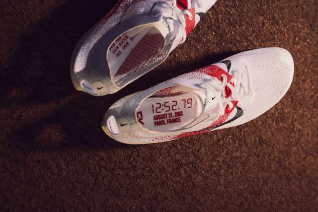 鞋墊上印有Eliud Kipchoge的奪冠成績：12:52.79