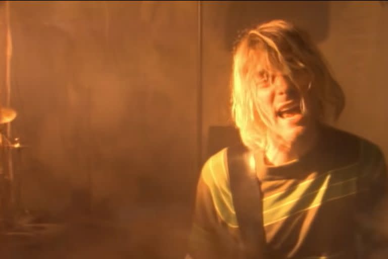 Kurt Cobain, de quien hoy se cumplen 27 años de su muerte, en el videoclip de "Smells Like Teen Spirit", de Nirvana