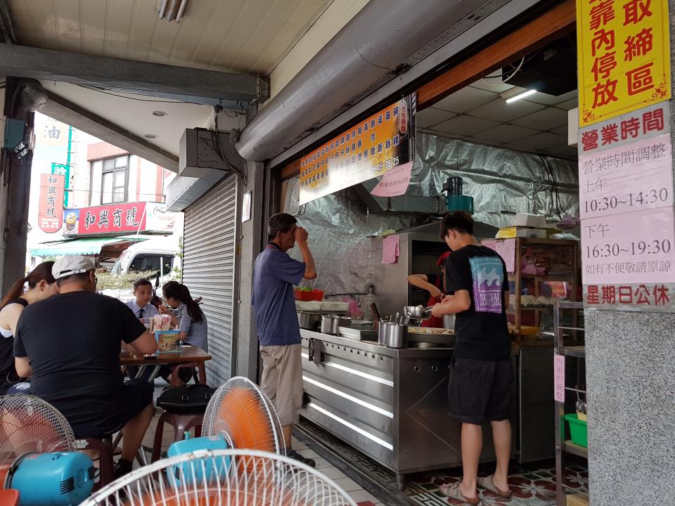 ▲老街碗粿除了碗粿、還賣蛋飯、關東煮等吃食。