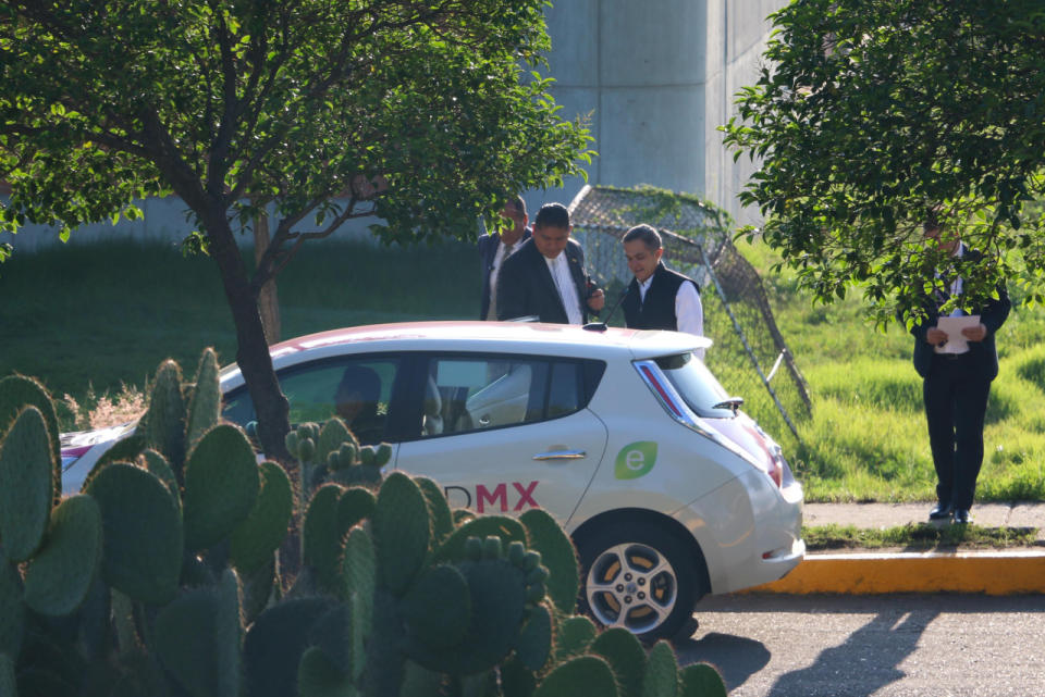 El jefe de gobierno es promotor del uso del transporte público y del cambio de taxis de diesel por eléctricos.