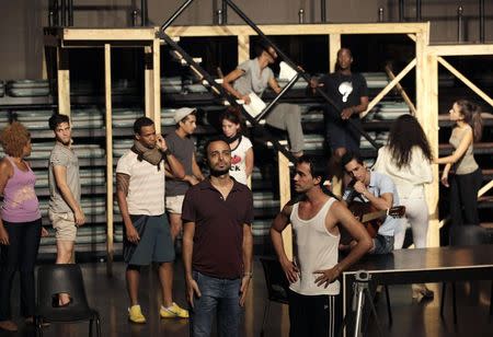 Director Andy Senor Jr. (C) takes part in a rehearsal for the musical "rent" in Havana November 25, 2014. REUTERS/Stringer