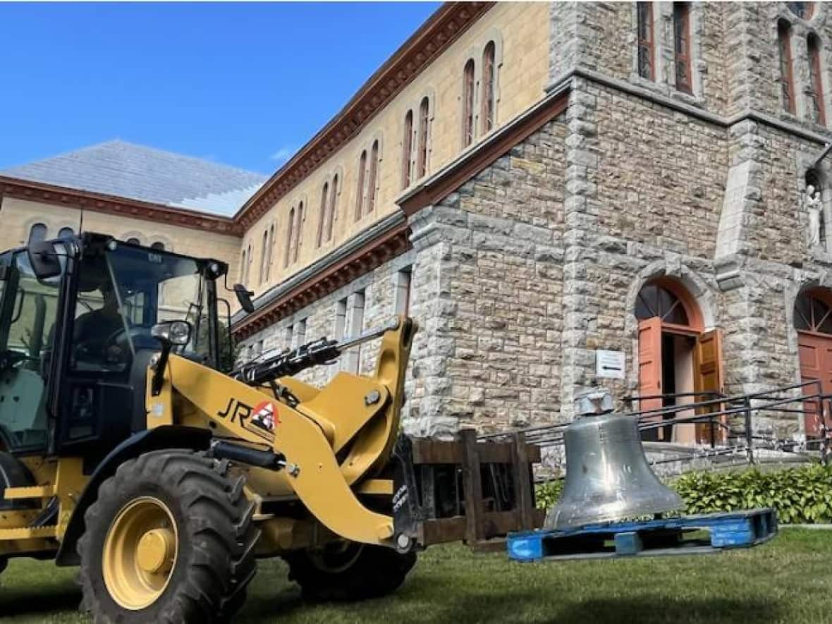 Because the bell is considered an important piece of local religious history, the local historical society offered a reward for information leading to the bell.  (Camille Kasisi-Monet/Radio-Canada - image credit)