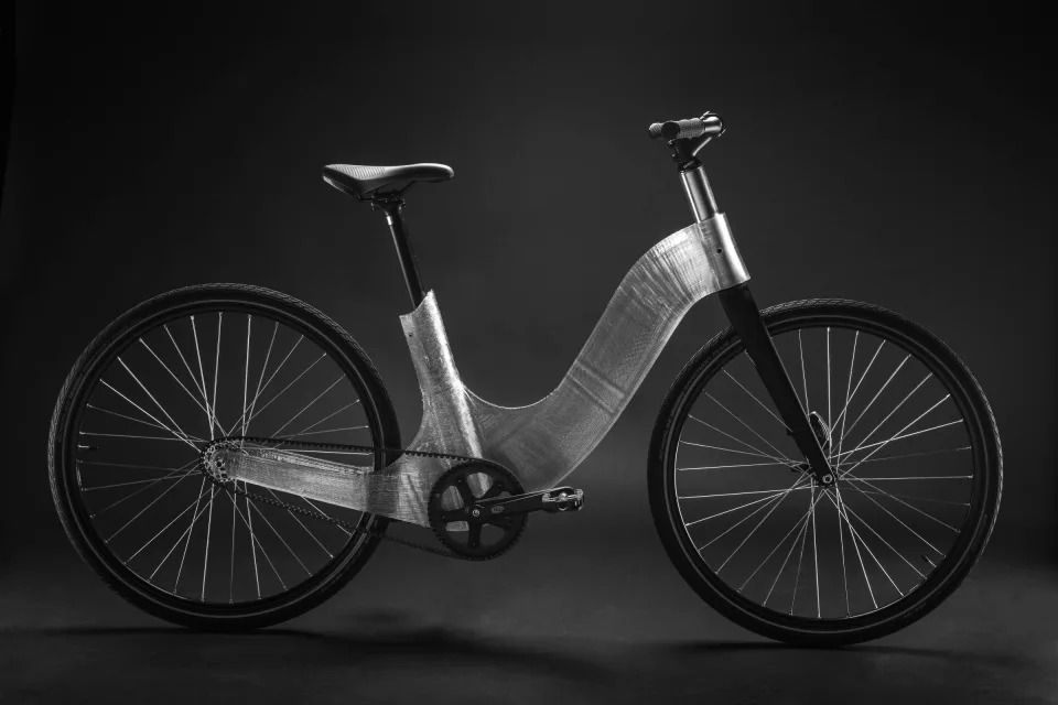 A ‘New01bike’ é uma bicicleta de uso comum construída com material composto pela reciclagem de resíduos industriais de policarbonato. Foto: Reprodução / Divulgação / Indexlab.