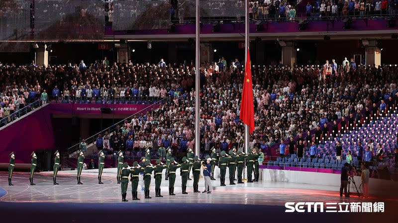 杭州亞運開幕式，會場升起中國國旗。（圖／記者劉彥池攝影）