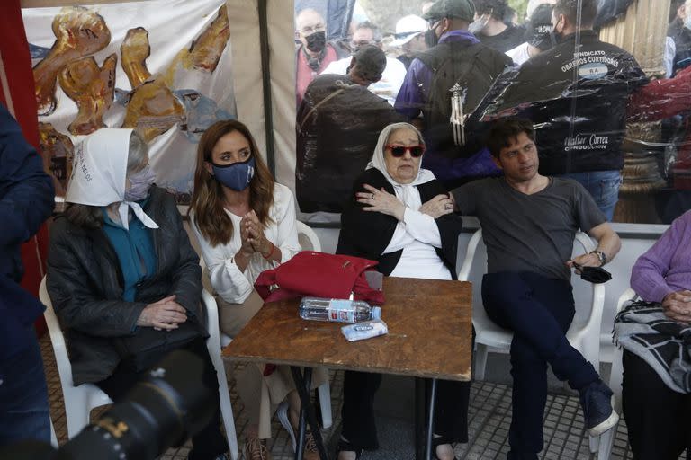 Victoria Tolosa Paz, Hebe de Bonafini y Axel Kicillof, en la plaza
