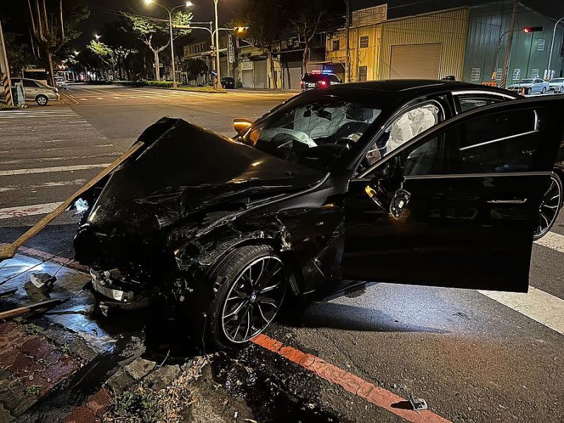 ▲黑色轎車追撞警車後，撞上路邊店家大門（圖/記者鄧力軍翻攝）