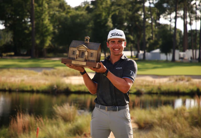 Garrick Higgo con el trofeo del Palmetto Championship; el talentoso jugador sudafricano amenaza con meterse en la discusión importante del Tour