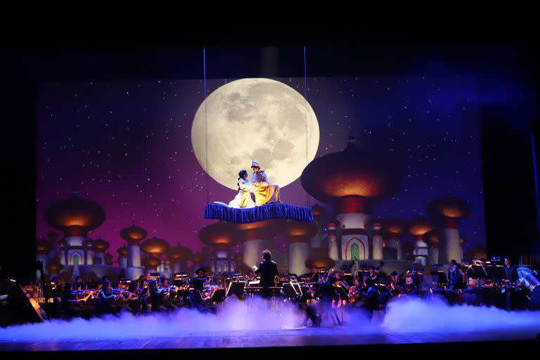La orquesta sobre el escenario para el bello número musical basado en la película de Aladín