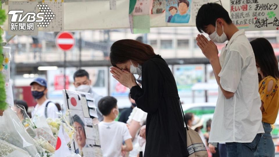 民眾在事件發生地點悼念安倍。（圖／達志影像美聯社）