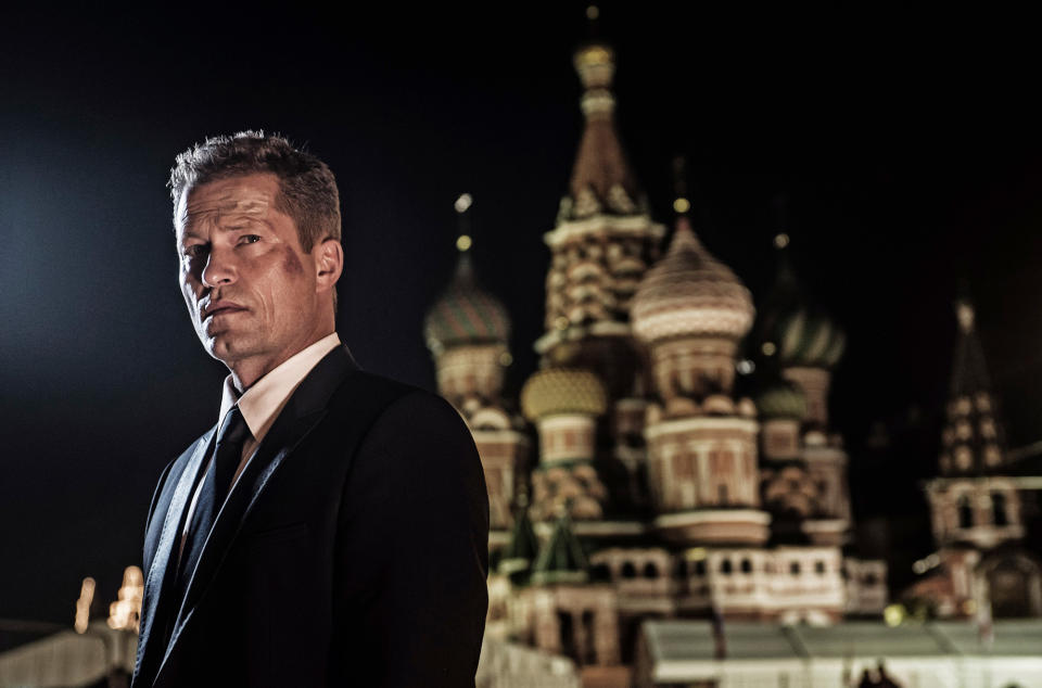 Seine Verfolgungsjagd führte Nick Tschiller (Til Schweiger) unter anderem auf den Roten Platz in Moskau – im roten Mähdrescher. (Bild: NDR/Warner Bros./Nik Konietzy)