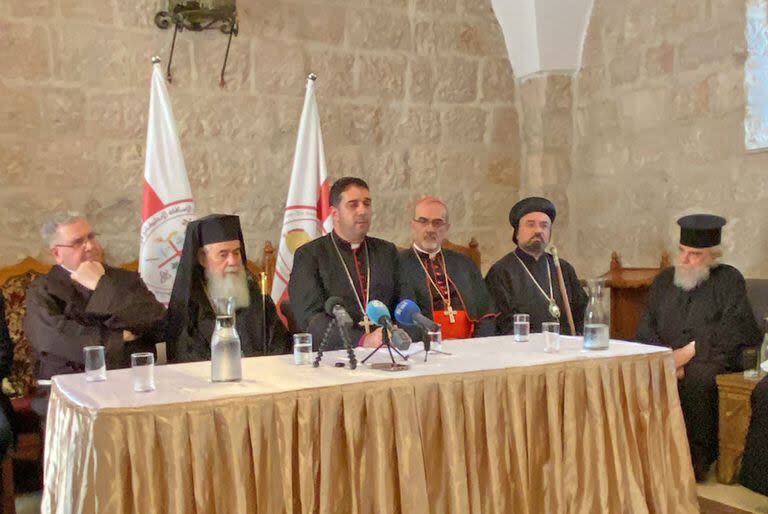 Los jefes de todas las iglesias cristianas de Tierra Santa durante una declaración pública denunciando un ataque al hospital anglicano Al Ahli de Gaza, que consideró un crimen de guerra 