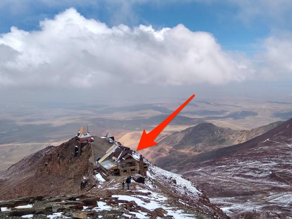 An arrow points to the abandoned Chacaltaya ski resort.