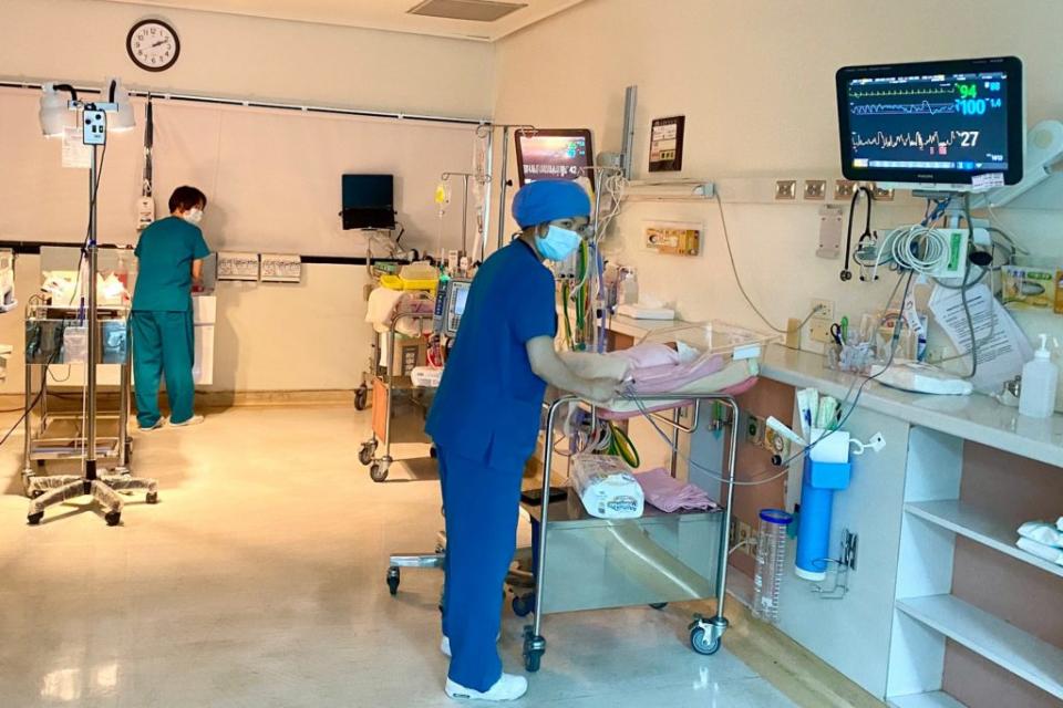 成大醫院醫護人員面對COVID-19疫情日夜備戰。圖為小兒科新生兒加護病房。（成大醫院提供／中央社）