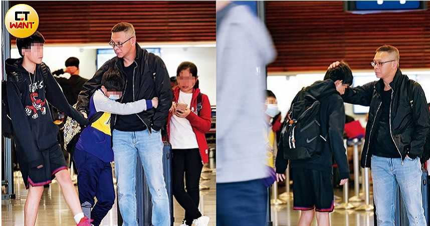 王敏錡送兩個兒子飛往新加坡前不忘對大兒子Brian耳提面命一番，捨不得分離的Bruce還緊緊抱住爸爸。（圖／本刊攝影組）