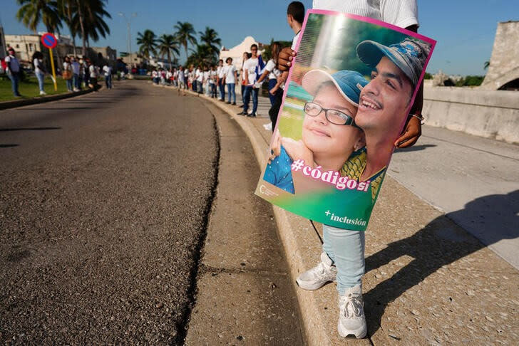 Imagen de archivo de un joven mostrando un cartel sobre el referendo al nuevo código de familia en La Habana, Cuba.