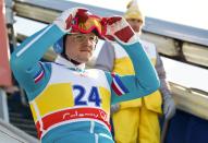 <p>Michael Edwards alias 'Eddie the Eagle’ war der wohl schlechteste Skispringer im Profisport. Doch mit seiner Begeisterung für den Sport, dem unbedingten Willen, an den Olympischen Spielen teilzunehmen und seiner unkonventionellen Art erobert er 1988 bei den Olympischen Winterspielen in Calgary die Herzen der Zuschauer. Mit dem Biopic “Eddie the Eagle: Alles ist möglich” dreht Regisseur Dexter Fletcher 2016 eine schöne Hommage an den etwas anderen Skispringer. Die Hauptrollen spielen Taron Egerton als Eddie und Hugh Jackman in der Rolle eines Trainers, den der Sportler im wahren Leben niemals hatte</p><p>(Bild: 20th Century Fox)</p>