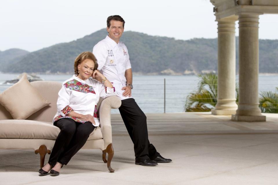 chefs cocinando con sus mamás