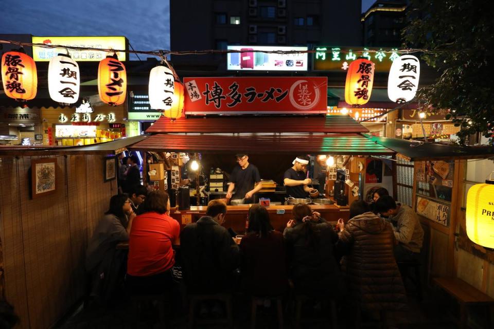 「道樂屋台」原汁呈現福岡屋台的用餐氛圍，坐吧檯吃拉麵更有fu。