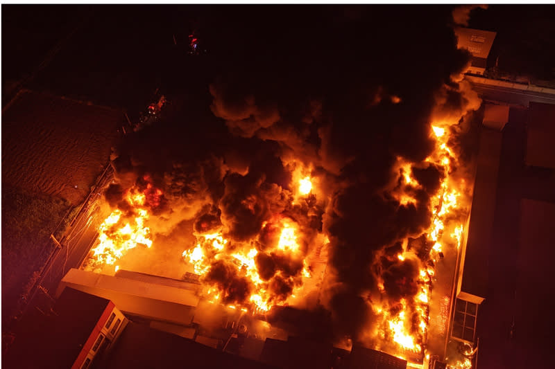 台南佳里工廠火警冒大量火煙 台南市佳里區一家塑膠工廠13日晚間起火，因廠區堆 放大量易燃物品，火勢猛烈，冒出大量濃煙。（讀者 提供） 中央社記者楊思瑞台南傳真  113年5月14日