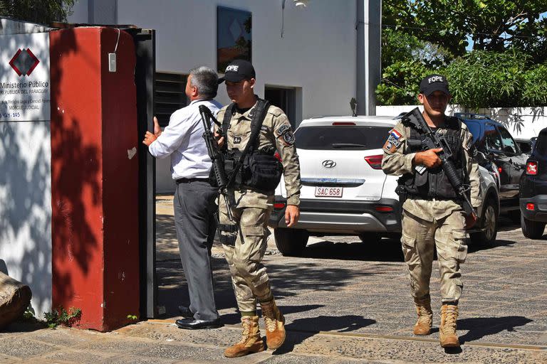 Soldados custodian la entrada de la Morgue Judicial, donde se realizan las autopsias del líder del Ejército del Pueblo Paraguayo (EPP) Osvaldo Daniel Villalba (también conocido como Comandante Alexander), del miembro Luciano Arguello y de un indígena conocido como Simón, en Asunción, el 24 de octubre de 2022.