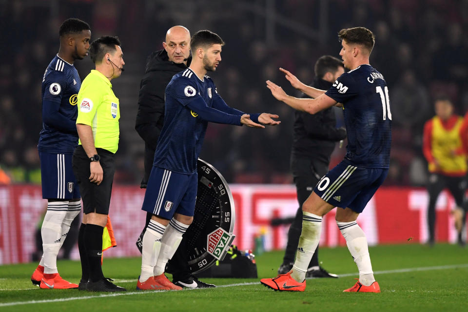 Los futbolistas sustituidos deberán dejar el campo de juego en el sector más cercano. Foto: Reuters/Tony O’Brien