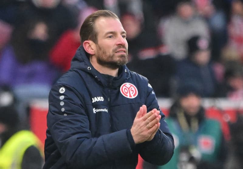 Mainz coach Jan Siewert reacts during the Bundesliga soccer match between Mainz and 1. FC Union. Siewert is not thinking about his personal future at the club when they face Union Berlin in a re-arranged Bundesliga match on 07 February. Torsten Silz/dpa