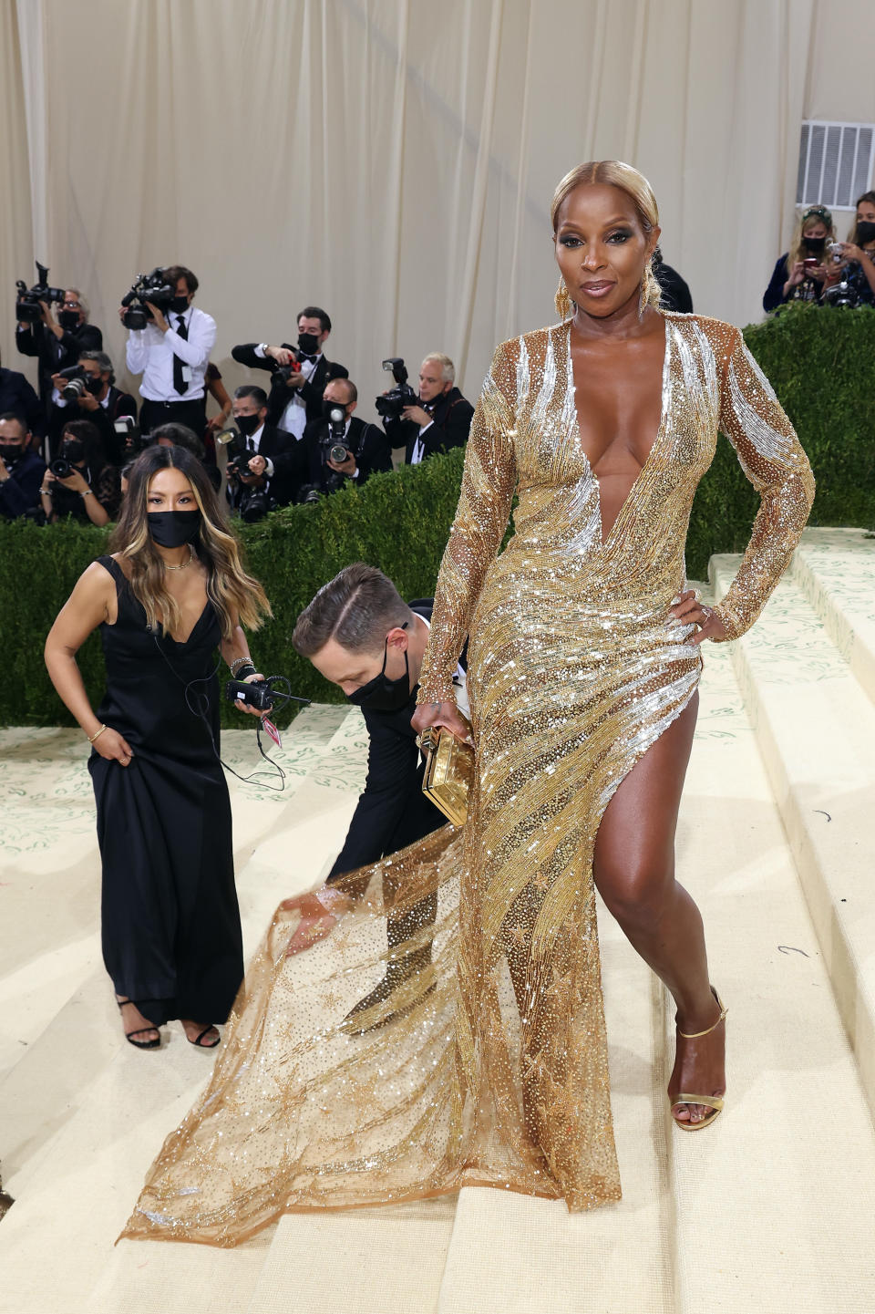 <p>Richtig funkeln ließ es auch Mary J. Blige in einem goldenen Paillettenkleid von Dundas. Für sie habe Mode in den vergangenen Monaten an Wichtigkeit gewonnen, sagte die Sängerin. "Wenn man etwas Schönes anzieht, fühlt man sich gut und viele Menschen haben sich nicht gut gefühlt in letzter Zeit, denn viele gute Dinge sind nicht passiert." Jetzt, wo das Leben in New York sich wieder normal anfühle, hätten die Menschen "wieder Flügel bekommen", sagte sie weiter. (Bild: Getty Images)</p> 