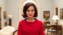 Ursprünglich hätte Rachel Weisz die Hauptrolle in "Jackie" spielen sollen. Und Natalie Portman war zunächst eingeschüchtert. Um sich auf die Rolle als Jackie Kennedy vorzubereiten, studierte sie das Leben der Präsidenten-Witwe akribisch und heuerte einen Coach an, um ihren Dialekt zu erlernen. Der Lohn: eine Oscarnominierung als beste Hauptdarstellerin. (Bild: Tobis)