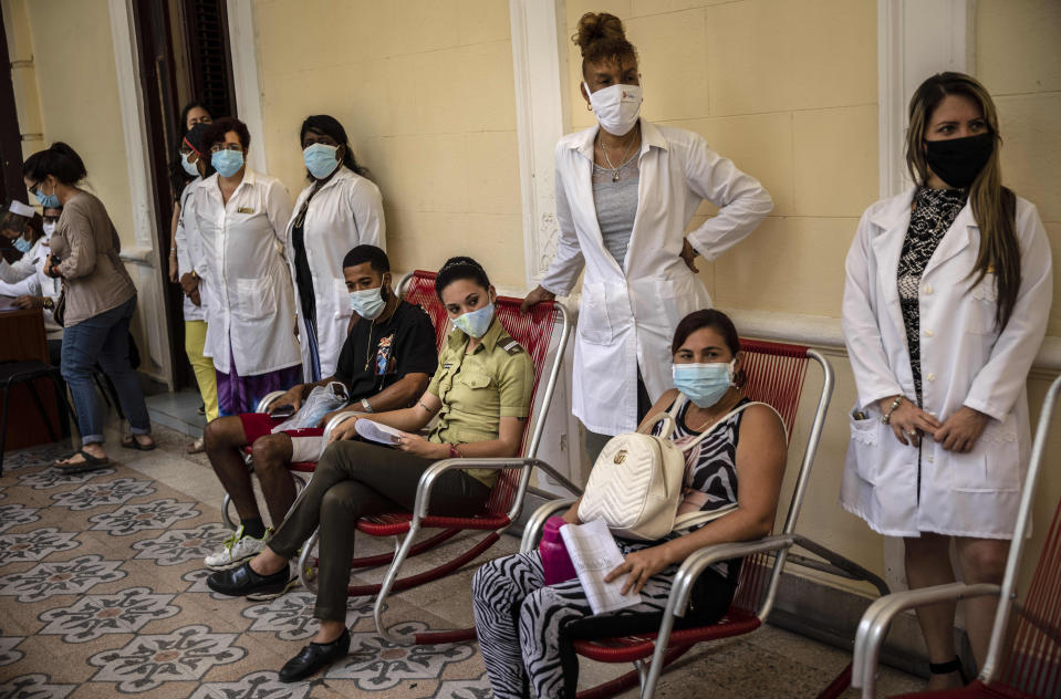 Voluntarios esperan con las enfermeras para que les midan la presión arterial después de que les inyectaran una dosis de la vacuna Soberana-02 contra COVID-19 en La Habana, Cuba, el miércoles 31 de marzo de 2021.(AP Foto/Ramon Espinosa)