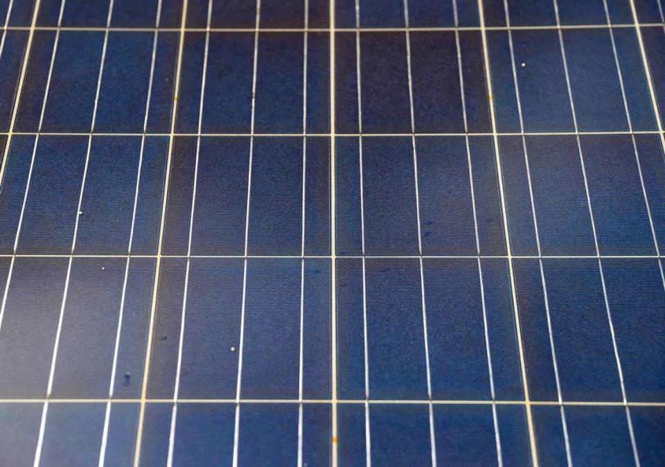 Vista de los paneles solares instalados en la casa de Phil Stoddard el miércoles 31 de enero de 2023, en South Miami, la Florida.