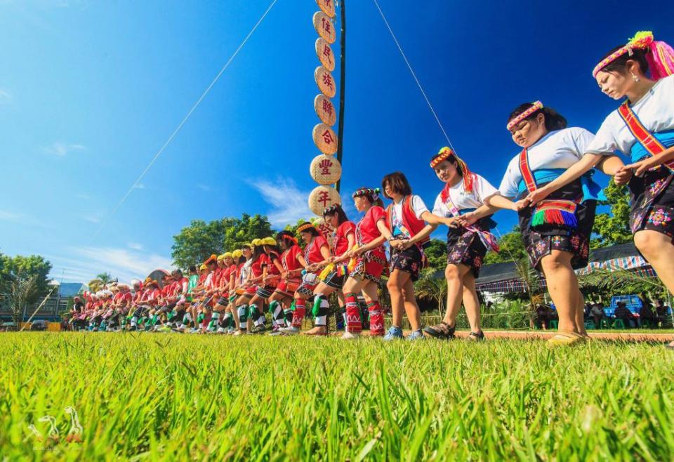 四年一度的池上鄉聯合豐年祭，預計三千人參加，將完成三千人牽手環池的創舉。（記者鄭錦晴翻攝）