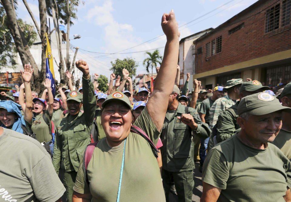 Miembros de la milicia bolivariana juran lealtad a Nicolás Maduro el 11 de febrero de 2019 en Ureña, ciudad fronteriza con Colombia, mientras el mundo mira si la Fuerza Armada Bolivariana permitirá el ingreso de la ayuda humanitaria solicitada por Juan Guaidó, el líder de la Asamblea Nacional de Venezuela que declaró a Maduro usurpador y asumió la presidencia interina del país. (AP Photo/Fernando Llano)