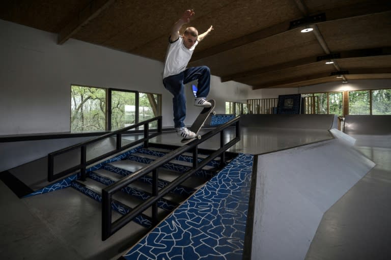 Le skateboarder français Vincent Milou s'entraîne dans le skate-park qu'il s'est construit chez lui à Saubrigues près de Capbreton dans les Landes le 3 avril 2024 (Philippe LOPEZ)