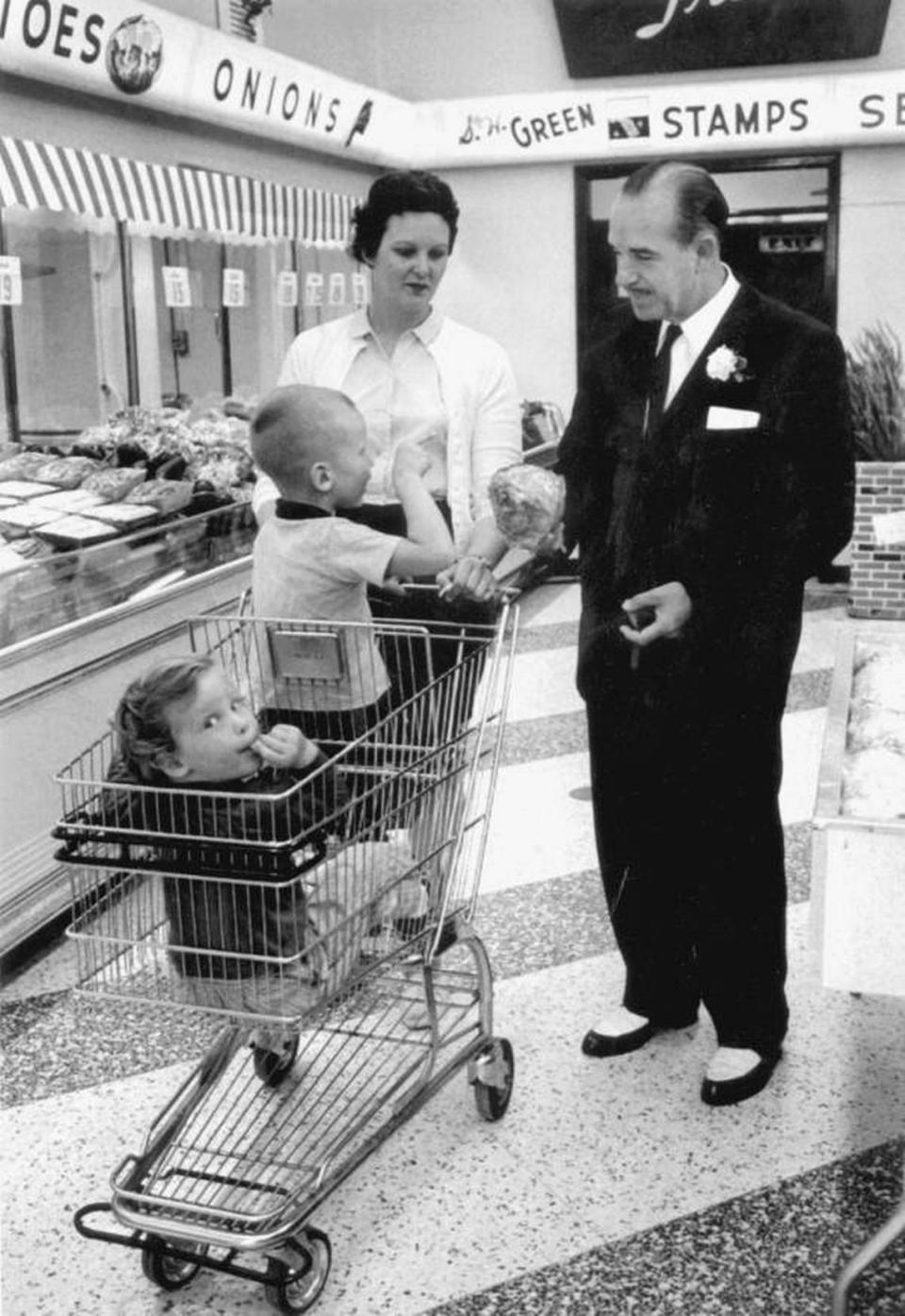 El fundador de Publix, George Jenkins, con clientes en 1961.